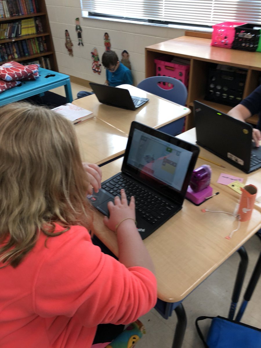 JulieReheiser's tweet photo. Starting our day with a little Lightbot! #HourOfCode2017 @CESWildcats https://t.co/K6AUmwbTQz