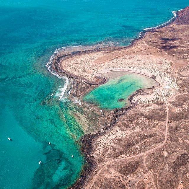 🇪🇸 Paraísos salvajes esperan por ti... ¿Conoces esta hermosa playa? 🇬🇧 Wild paradises await you... Could you guess where is this beautiful beach?
📷Thanks to <a href="/_pol/">Pol Llovet</a>

#Canarias #IslasCanarias #CanaryIslands #paradise #beach #Fuerteventura #Lanzarote #Tenerife #GranCanaria