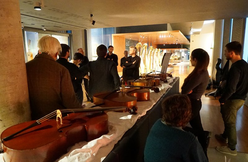 philharmonie's tweet photo. Au #Muséedelamusique, rencontre des étudiants violoncellistes du @cnsmdp sous la direction de Raphaël Pidoux avec @echard_jp et S. Vaiedelich #violoncelles  Gand 1840, Guarneri 1734, Vuillaume 1872 et Zach 1872 https://t.co/3pmNkKLOXQ