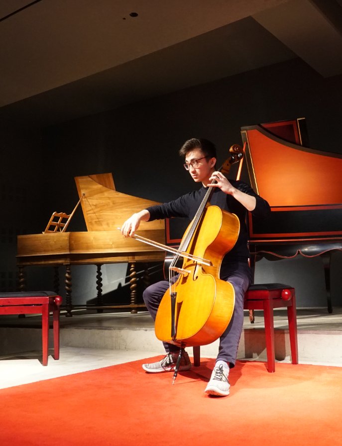 philharmonie's tweet photo. Au #Muséedelamusique, rencontre des étudiants violoncellistes du @cnsmdp sous la direction de Raphaël Pidoux avec @echard_jp et S. Vaiedelich #violoncelles  Gand 1840, Guarneri 1734, Vuillaume 1872 et Zach 1872 https://t.co/3pmNkKLOXQ