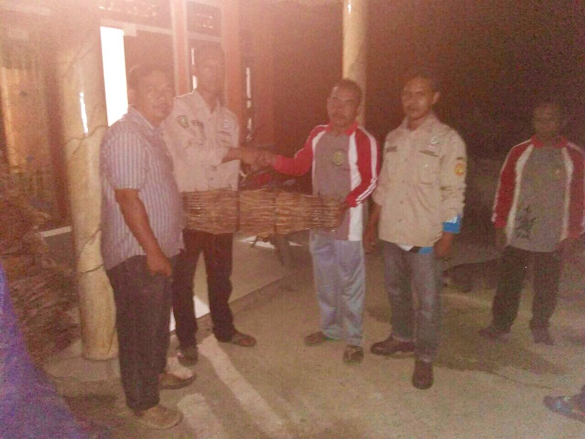 fkp2indonesia's tweet photo. Dari matahari terbit hingga trbenam mreka ttap semangat mnjlankan tgas yg diamanahkan smpai kdaerah prbtasan Indonesia Malaysia. Dok: Distribusi bntuan bibit KARET omat kpd poktan Roan Menanti Kec. Entikong Kalbar @Amran_Sulaiman1 @ditjenbun #perkebunanjaya #tkpplpkalbar #fkp2i https://t.co/LXqu1M3rVy