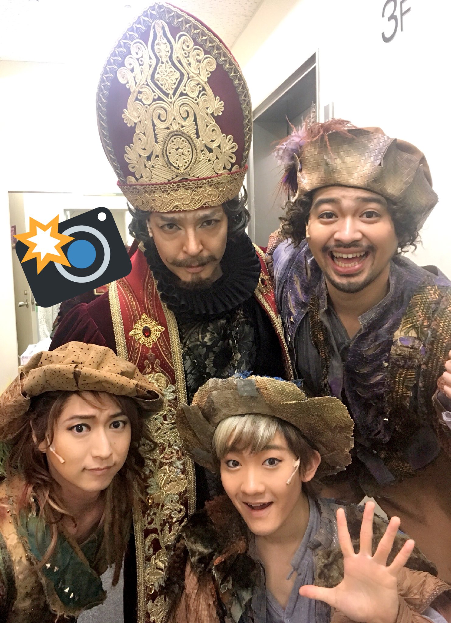 石川禅 Staff レディ ベス 大阪公演も折り返し地点を過ぎ ラストスパートに入りました 12 10迄ですのでお見逃しなく 3人組と一緒に 可愛いヤツらです 禅 レディ ベス 石川禅 加藤潤一 寺元健一郎 石川新太 T Co M1rwglvor2