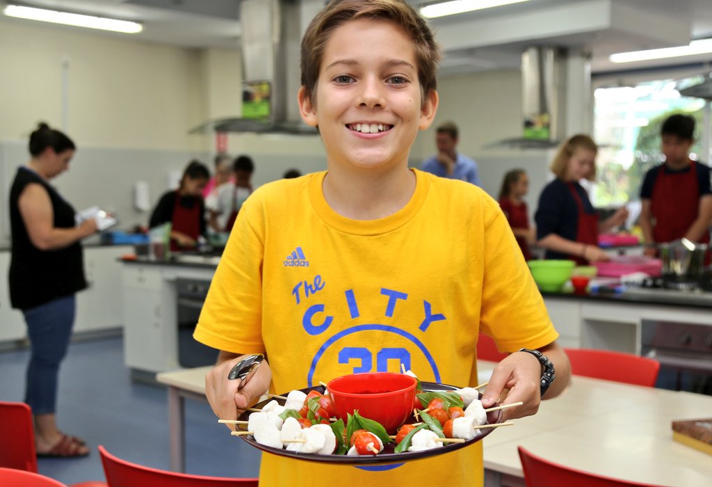JISofficial's tweet photo. Middle School #iFoodTech. Kitchen play can be fun and empowering for students. Along with cooking skills, kitchen play can help students learn lessons applicable to academics and life. #JISms #masterchefkids #healthycooking #cookingclass https://t.co/UIWyXJ9kQQ