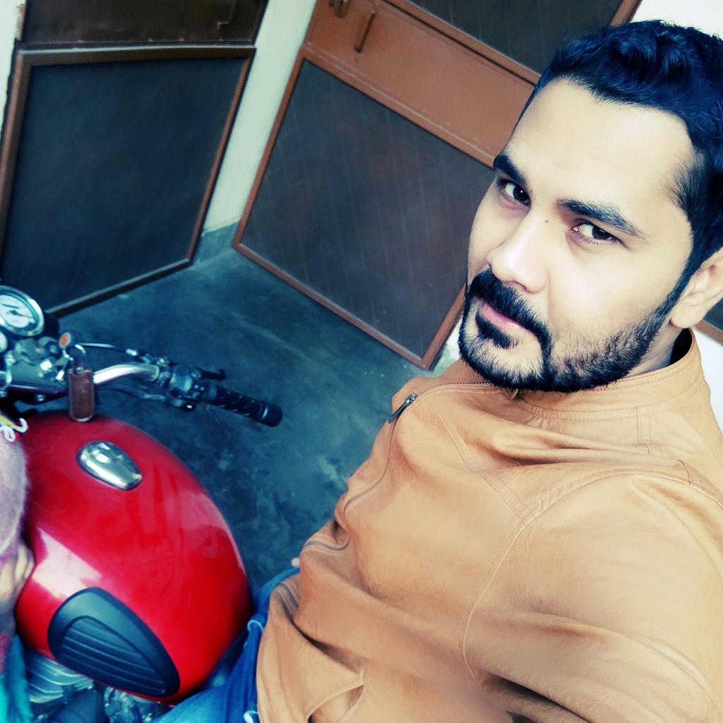 AsmarShabab's tweet photo. #RoyalEnfield https://t.co/0J44Mx6EvE