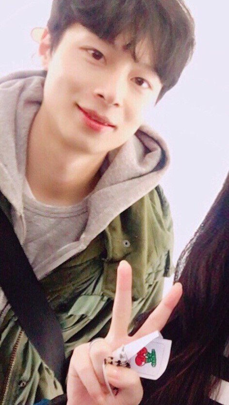 uprefer0128's tweet photo. @seulpeumdalmem 

더보이즈 주연이랑 유선호랑 충재씨요 https://t.co/hqEGvn4nkl