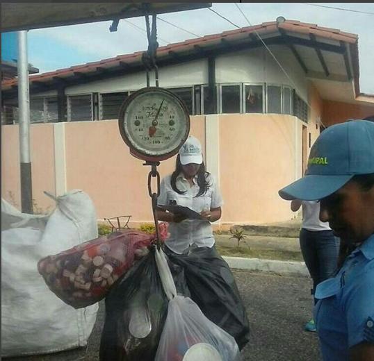 Desarrollando programas de saneamiento ambiental, <a href="/iaspalavecino/">Serv. P. Palavecino</a> conjuntamente con la empresa Ven y Recicla, realizó la VI jornada de pesaje del Programa "Palavecino Recicla", con la participación de 15 comunidades de las parroquias Agua Viva, Cabudare y José Gregorio Bastidas.