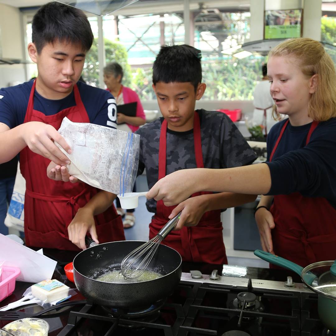 JISofficial's tweet photo. Middle School #iFoodTech. Kitchen play can be fun and empowering for students. Along with cooking skills, kitchen play can help students learn lessons applicable to academics and life. #JISms #masterchefkids #healthycooking #cookingclass https://t.co/UIWyXJ9kQQ