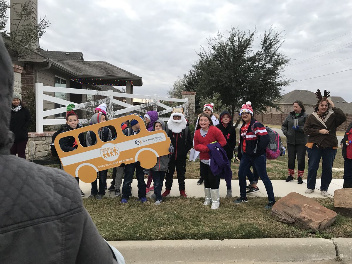 IrisGomez96's tweet photo. Blue Zone Project Walking School Bus @LakePointeOwls @balle3christine https://t.co/j8SELXww7p