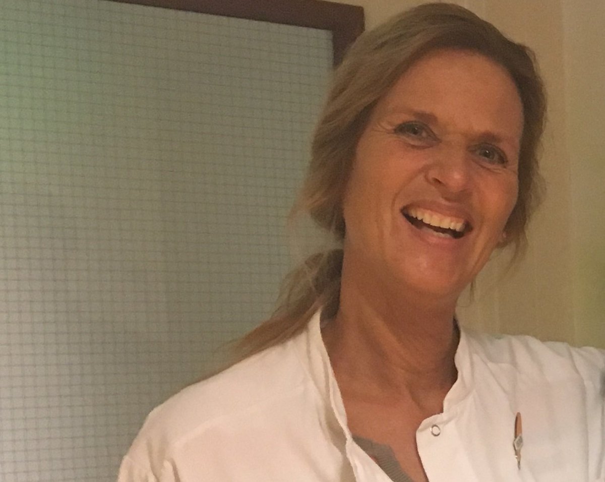 Polikliniekassistente van het Fertiliteitscentrum Isala, Ellen Arps, ontvangt de tweede Pluim voor kwaliteit en veiligheid. Ze regelde een 12 Volts-aansluiting op de polikliniek. Daardoor blijft de transportbox met kostbare eicellen goed op temperatuur, ook in de wachtkamer!