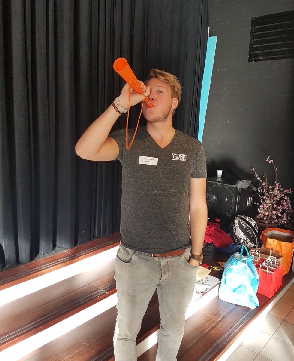 Vaak vertellen we welke leuke activiteiten we doen maar hoe leuk is het om ons team ook beter te leren kennen? Deze week interviewen we onze collega: Rients! youngambition.nl/collega-aan-he…