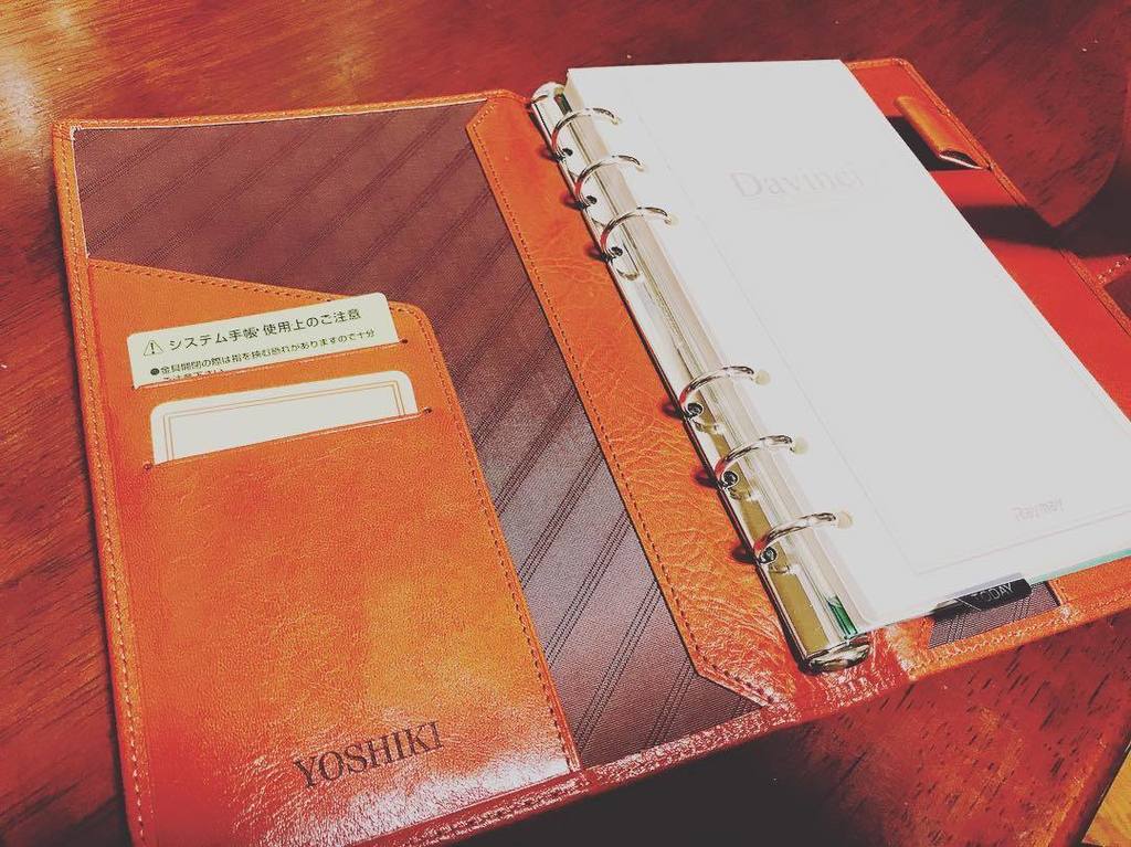 etu_yoski's tweet photo. Davinciの手帳💕
親父から大学合格祝に貰った♪
名前入りやしめっちゃカッコイイ٩(ˊωˋ*)و
長い間お世話になります、大事に使います🤗
#davinci
#本革
#名前入り
#合格祝い💮
#systembinder
#raymay https://t.co/RTmmSIWX4f https://t.co/0anpA8OYbI