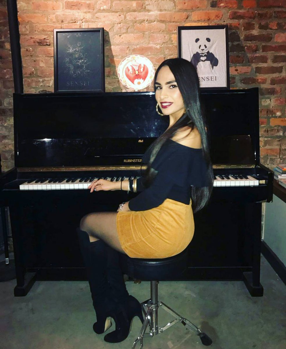 SolGotSoul1's tweet photo. "Hello, Hello, Hello" - #KarolG voice 💛🖤 #Hello #Ozuna #Brunette #LongHair #Panda #Piano https://t.co/Bk2XzrZj7u