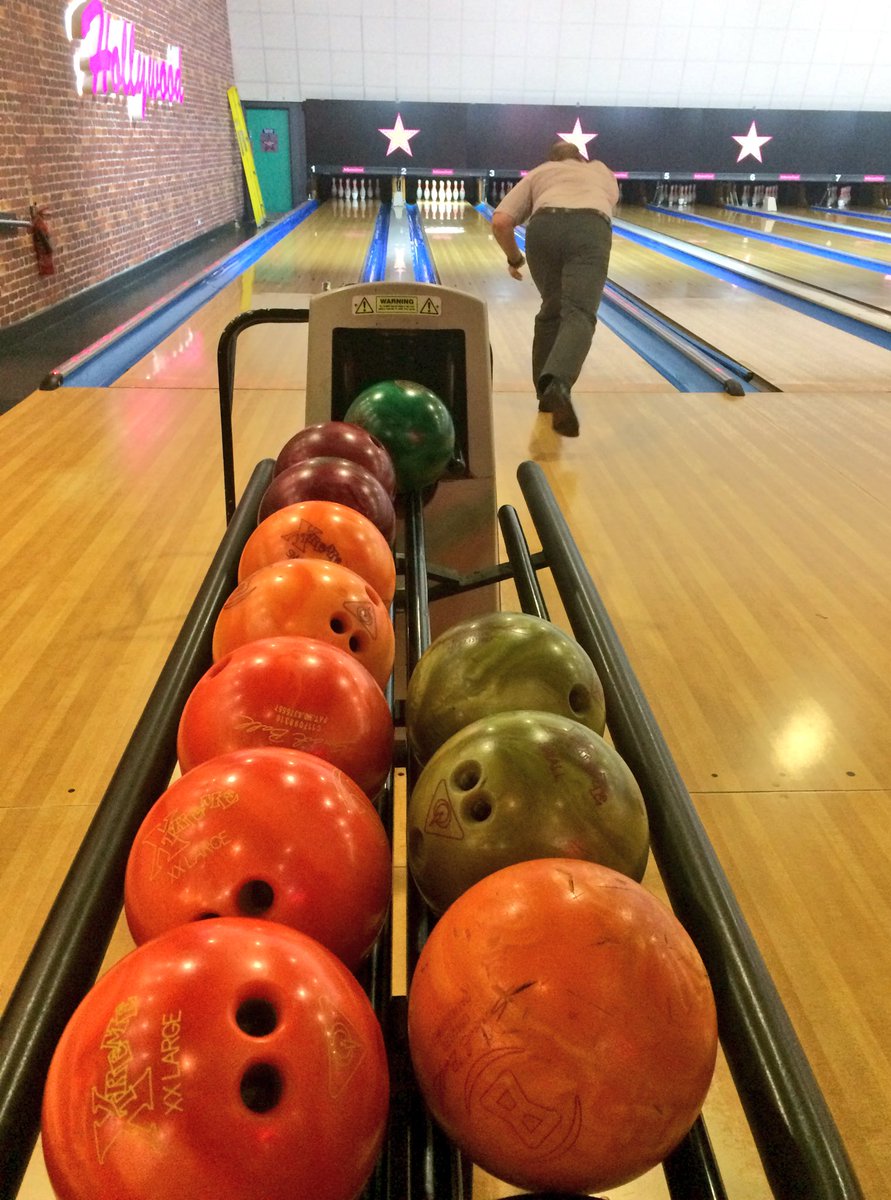 TWdwntwn's tweet photo. Looking forward to terrifying ourselves on the new virtual reality games but bowling first. A very poor display, but the #JingleBowls beat the #BouncingBombs Calling in St Johns ambulance whilst we scoff nachos. @HollywoodBowlUK @HollywoodBowl #TunbridgeWells https://t.co/esGUqsCz0q