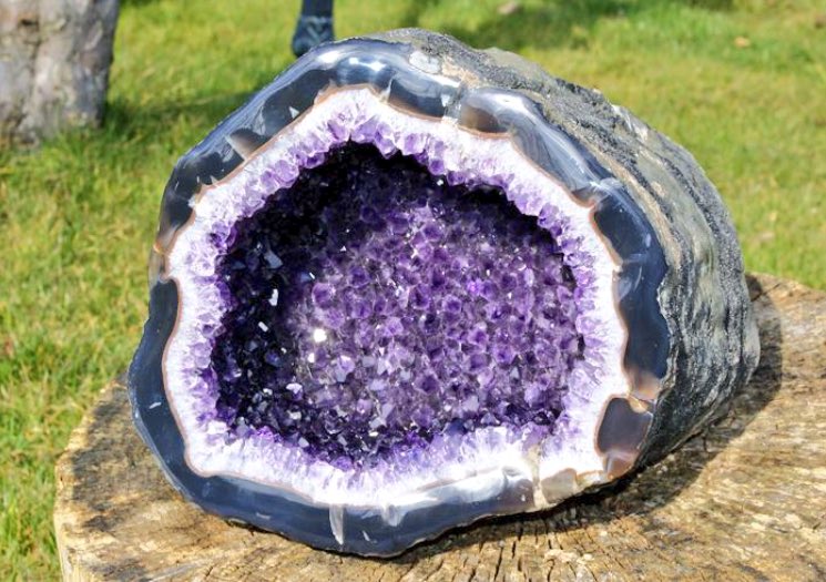 жеода аметистовидного кварца. аметист камень жеода. драгоценные камни внутри камней. драгоценные камни внутри камней. кристалл жеода.