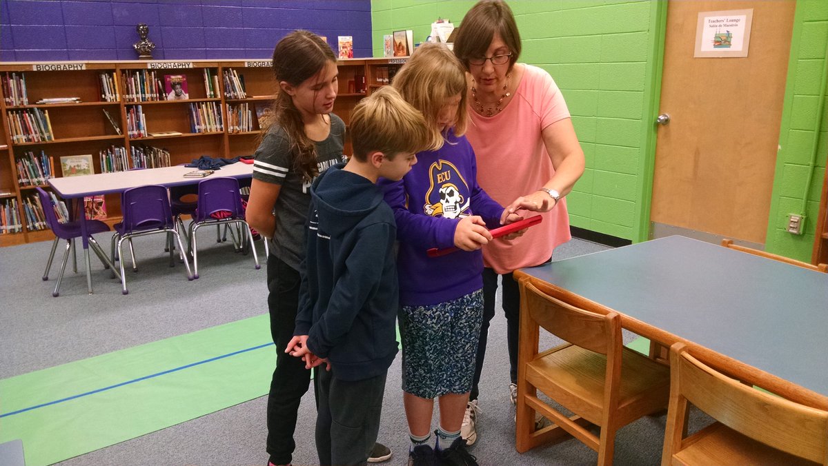 elizabethmccue4's tweet image. Coding at GAB Sphero golf! #PowerofcodeOCS  @GABChamps @EdTechAmato @jennifercypra @Carson_Jen_E