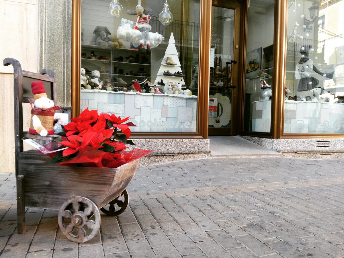 ZapatinesInfo's tweet photo. 🏵🏵 Hoy hemos sacado el carro a pasear ⚙⚙ https://t.co/LdaU5aZzwu
#zapatines #yaesnavidad
#envueltosyconpiruleta #atrezzo #floresdepascua #adornos #escaparates #navidad #decoracion #ideas #noteoxides #soyguadiato #tiendasbonitas https://t.co/pa1RpXRH1v