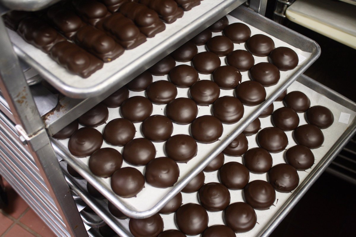 #DidYouKnow that in Mayan times, the cocoa bean was used as currency as it was considered more valuable than gold dust? By that standard, we're sitting on a gold, oops, chocolate mine! #triviatuesday #trumbadorchocolate #sweettooth #dessert #holidayseason #brooklynbornchocolate
