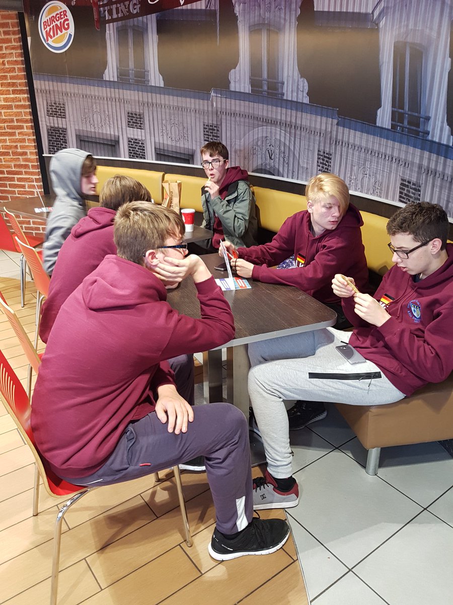 cologne_whs's tweet photo. Burger king on the way home! 🎄 https://t.co/ep3GfDpzlS