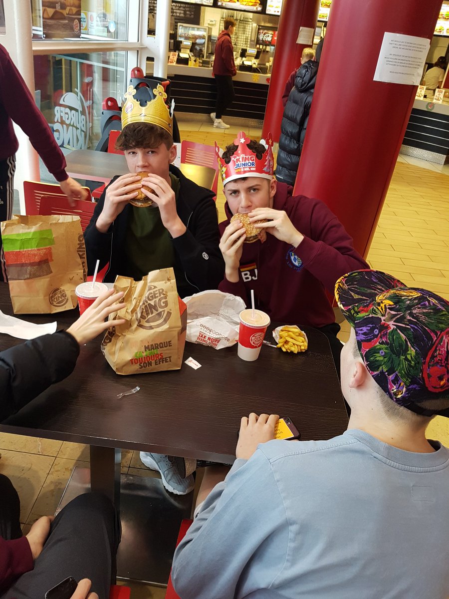 cologne_whs's tweet photo. Burger king on the way home! 🎄 https://t.co/ep3GfDpzlS