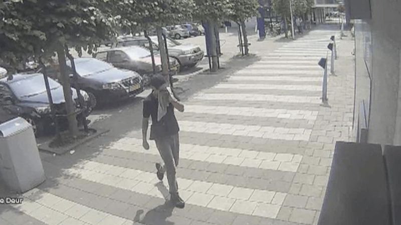 PolitieLeiden's tweet image. Vanavond niet om 20.30u maar om 21.45u bij tv programma @opsporing_tv beelden van de #overvallers die op dond. 6 juli tussen 13u en 14u op de #spreeuwenplaats #merenwijk #leiden een #woningoverval pleegde. Wilt u dit bericht zoveel mogelijk delen! @M08007000 #DH247