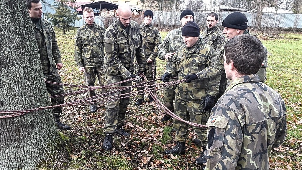 ArmadaCR's tweet image. Koncem minulého týdne byl ukončen další cyklus přípravy nově  ustanovených nejnižších velitelů #7mb Dukelské.  Měsíčního kurzu, který tentokrát organizoval #71mpr a konal se v Hranicích, se zúčastnilo 28 nových velitelů rojů, družstev či  stanic.