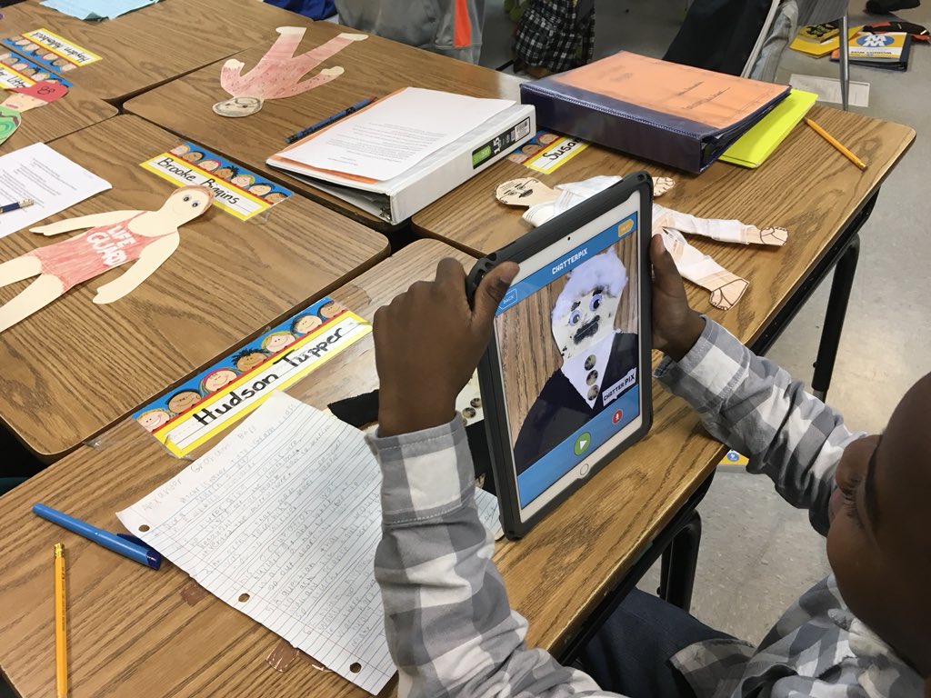 Tpeeper7's tweet photo. We had fun doing chatter pics with our book reports.@crosswindeagles #chatterpics https://t.co/FVEa8RVC1C