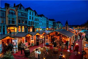 In #Leiden bevindt de #kerstmarkt zich ook deels op het water. Mis de Lichtjesparade op 15 december niet! bit.ly/2ziSnfe <a href="/OntdekLeiden/">Leiden, Stad van Ontdekkingen</a>