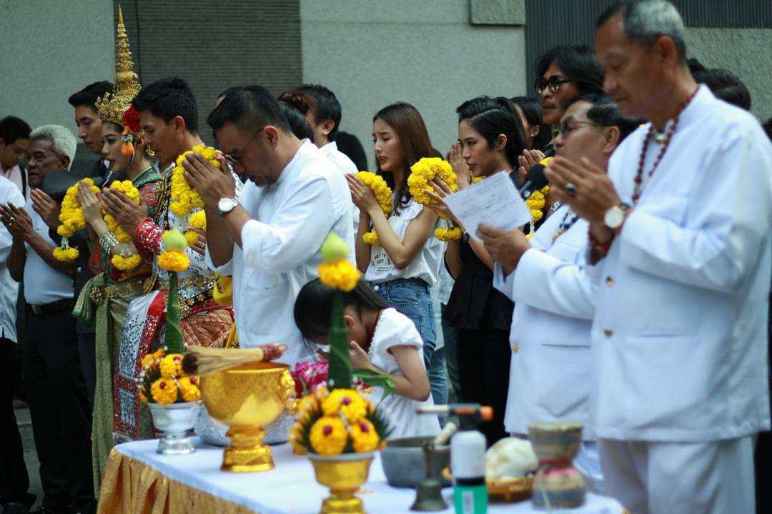 dreamphichayafc's tweet photo. บวงสรวงละคร #วายุพหุยุทธ์ เมื่อเช้า @DPhivhaya 📸.พี่หวา https://t.co/bcEDRjlrNy