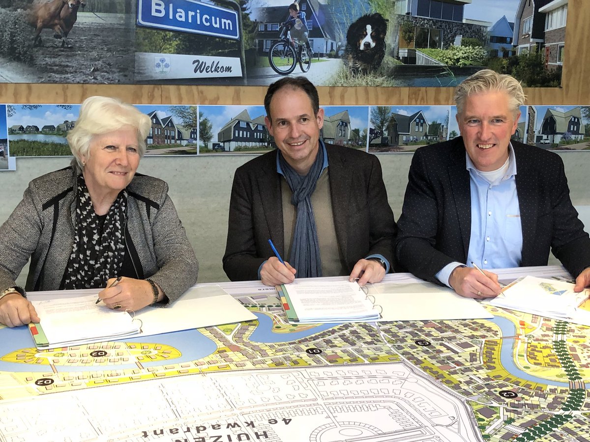 RobHoksbergen's tweet photo. En dan ook nog de ondertekening van een koopovereenkomst voor 31 won. van De Realisatie in dpl. D1a - De #Blaricummermeent https://t.co/vXxAP0Yowk