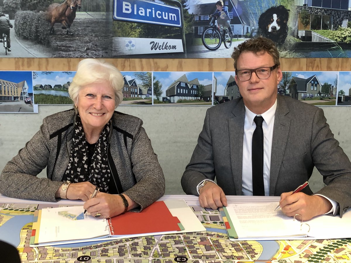 RobHoksbergen's tweet photo. Ondertekening van koopovereenkomst met Linq voor 12 woningen in dpl. D1c - De Blaricummermeent https://t.co/qkAUiGm366