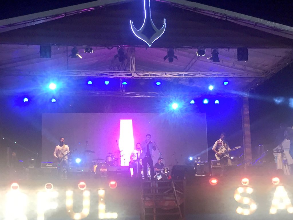 YustiaSeptiana's tweet photo. Music Performing dari Amoba Band @amobaband membawakan tembang lagu "I love Aceh" yang menceritakan tentang keindahan dan kecintaan terhadap Aceh mampu memukau dan menghibur pengunjung di pesta womderful sabang di malam #PenutupanSailSabang https://t.co/l90eXuWHpe