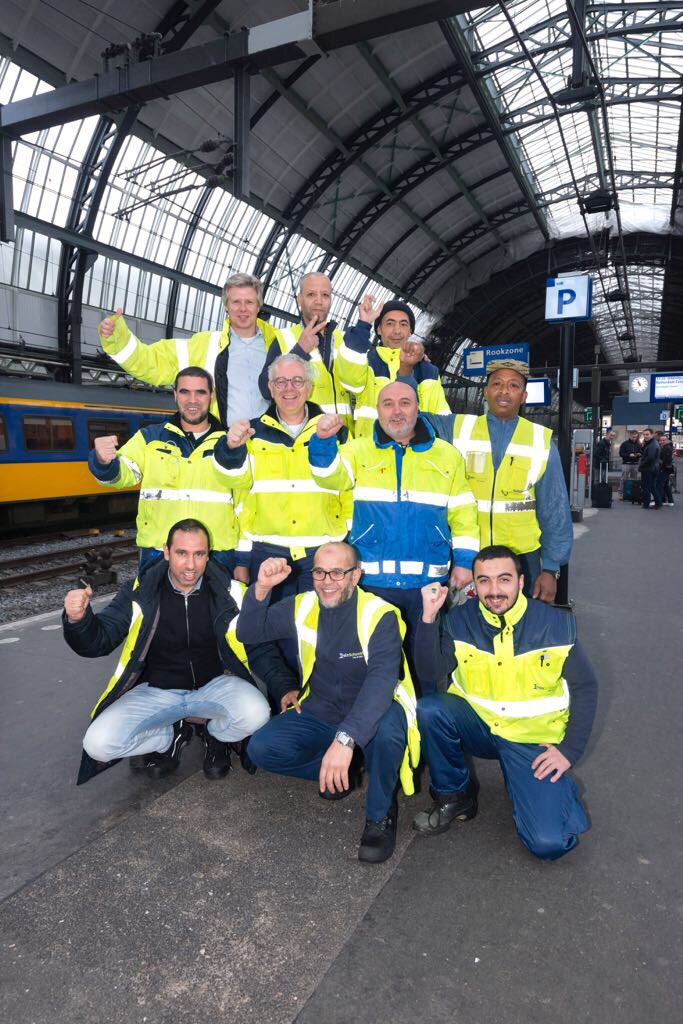 TreinSchoon's tweet photo. Hoog bezoek op de locatie Amsterdam Centraal, bestuursvoorzitter John van Hoof werkte mee met de jongens van de keerpuntreiniging. https://t.co/8vIqqS1Fg2