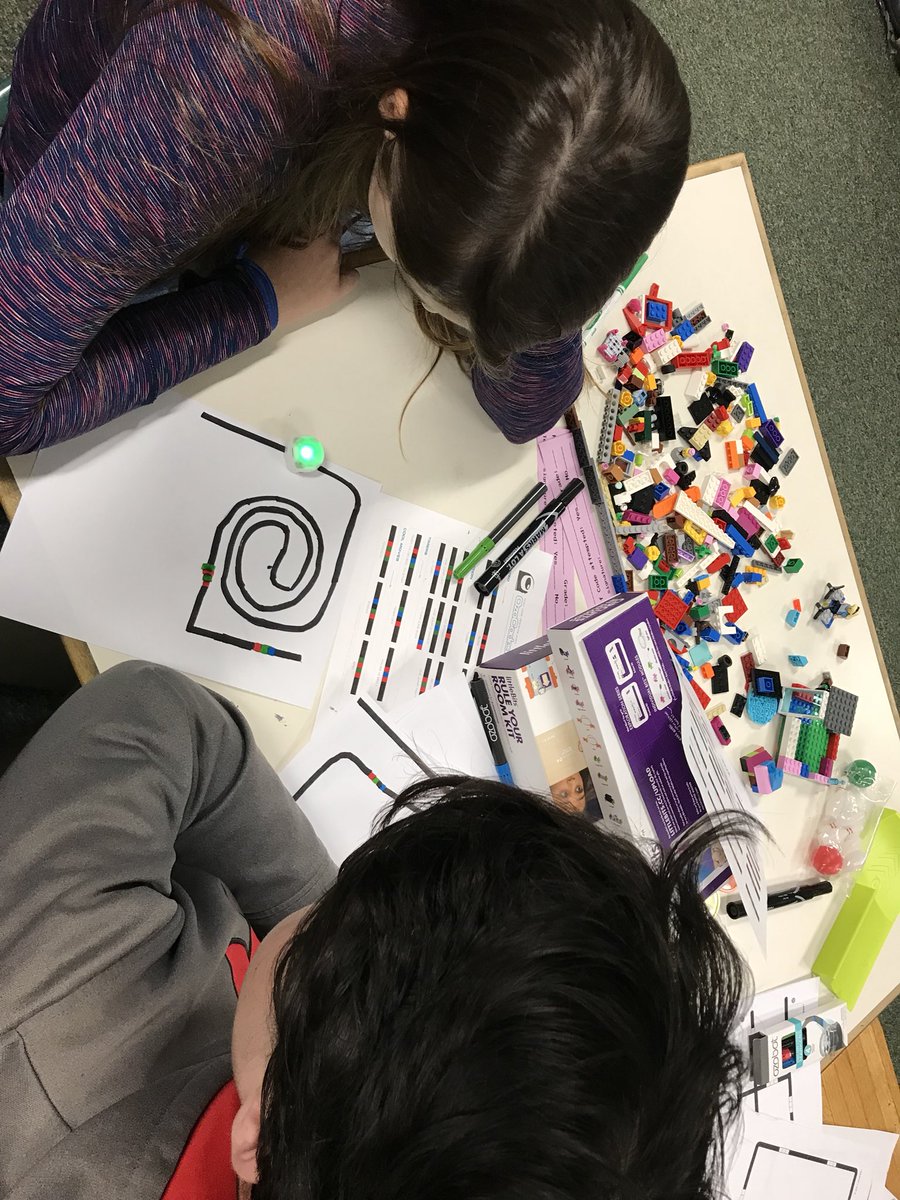lorilisai's tweet photo. Come play w robots! @Ozobot @SpheroEdu coding in the lab #lamoillelearns https://t.co/G8ZSDJEtlk