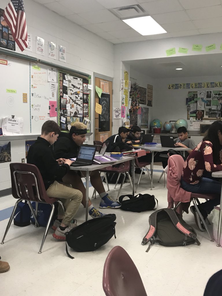 bulldog_reader's tweet image. Learning the basics of coding with 7th grade today! 100% engagement! #PowerofcodeOCS @ALSBulldogs @MsB_DLC @OrangeCoSchools