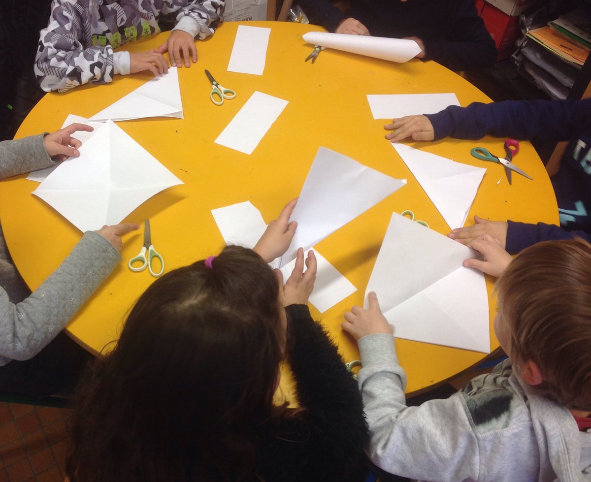 Il y a 2 nouveaux maîtres dans la classe : Marin et Liam apprennent à leurs camarades comment faire un sapin en pliage. ( à la maîtresse aussi !). Merci les garçons. 👏 👍