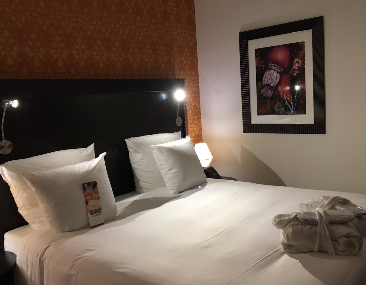 Businessbookint's tweet photo. Tip of the week: Looking for a historical location to have a meeting or an overnight stay in the centre of Amsterdam? Last Thursday we had the chance to get a first look at the new wing of the Amrath Hotel Amsterdam. It really maintained its classical style and we recommend it. https://t.co/HfypK3rlHC