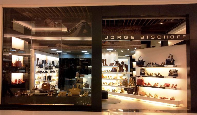 universovarejo's tweet photo. Grife @jorgebischoff segue em forte expansão no Brasil, com a inauguração de novas lojas em São Paulo e no Rio de Janeiro: https://t.co/tLtBtTtZCk #franquias #franchising https://t.co/CZ22Scxo3O