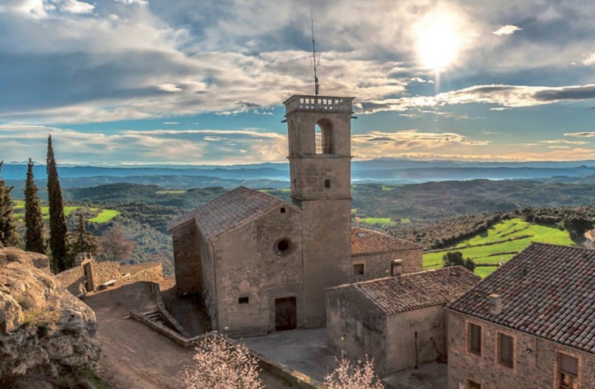 catexperience's tweet photo. RT @bagesturisme: Heu contemplat mai el paisatge infinit de #Castelladral? No us perdeu aquest indret màgic del #Bages!
👉 https://t.co/YDmZBfUZCV https://t.co/jONcC2FzeV https://t.co/05xYMEXMsM