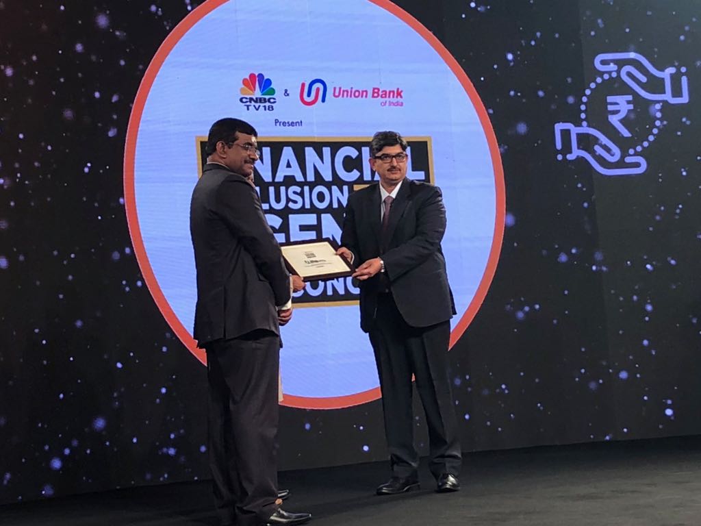 CNBCTV18News's tweet photo. @FinMinIndia @BJPShivPShukla @TheOfficialSBI @SEWABharat @GrameenFdn @oxigenwallet @NSEIndia @ICICIBank @KarnatakaBank @India_Stack Rajiv Siwach, GM, @NABARDIndia receives citation for Empowering Farmers by Providing Access to Affordable Credit at #FIA2017 https://t.co/C6igdr3CLw