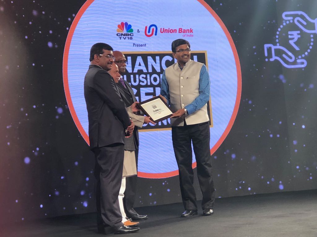 CNBCTV18News's tweet photo. @FinMinIndia @BJPShivPShukla @TheOfficialSBI @SEWABharat @GrameenFdn @oxigenwallet @NSEIndia @ICICIBank @KarnatakaBank @India_Stack @NabardIndia Jiji Mammen, MD &amp; CEO, MUDRA, receives citation for Empowering youth through micro lending and financial inclusion at #FIA2017 https://t.co/voANbRqXWx