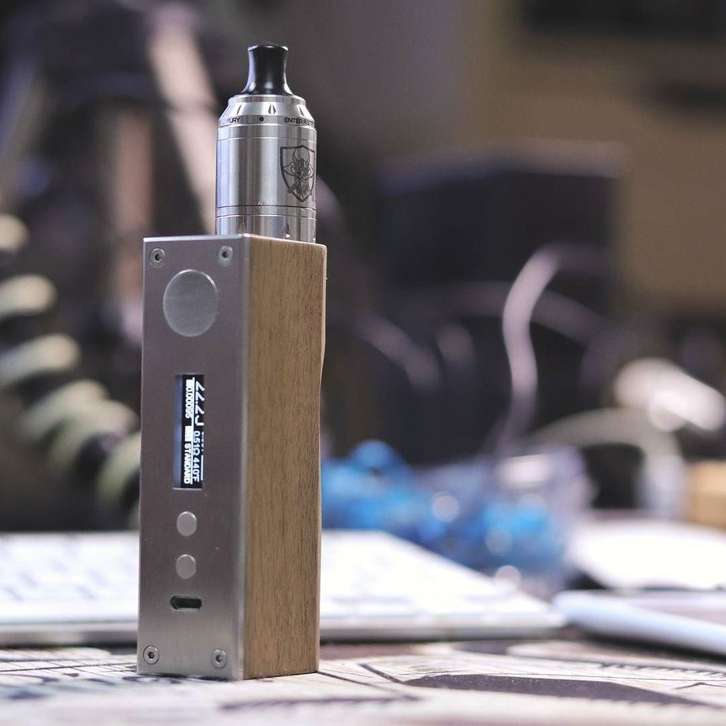 Vaping_Biker's tweet photo. The #berserkerminirta from @vandy_vape_official on top of the old @limelight.mechanics Pylon
That's a nice setup right there.
#aveitlarge #vapingbiker #vape #vaping #vapelife #vapelyfe #vapeporn #ecig #igers #boxmod #subohm #handcheck #instavape #vapest… https://t.co/TdKlqqCL0f https://t.co/zPMrgmIGH2