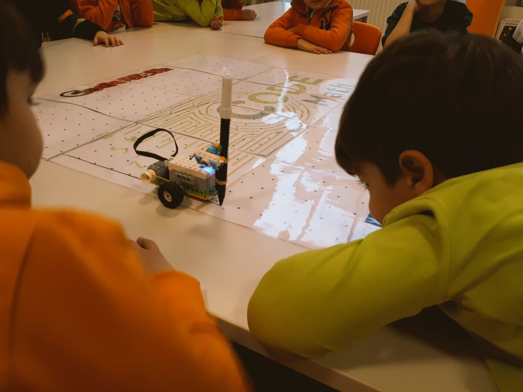ikizoglukemal's tweet image. ⭐ #CodeWeek kodlama haftasını #codemath projemizin #codewalk etkinliği ile kutluyoruz. 🎉🎉 #HourOfCode #dogadaegitim #HourOfCode2017 #dogatech @rabiakarabulut6 @irfanyazici_ @fundatok #bahcelievlerdoga ⭐