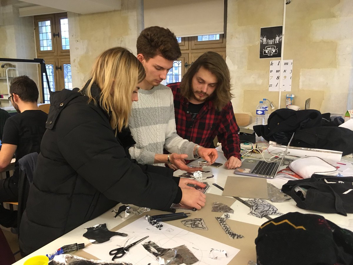 yschools_edu's tweet photo. La semaine du numérique continue à l’École Supérieure de #Design ! C’est l’heure du #workshop ! ✏️ #DesignInTheShell https://t.co/Z7a9Bcll8w
