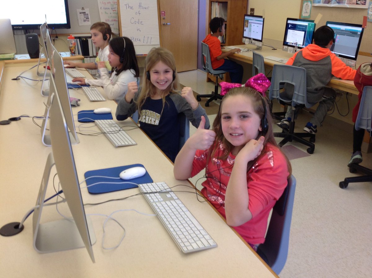 ees_eagles's tweet photo. Miss Bracken's 4th graders love coding.  #HourOfCode2017 https://t.co/QYXmQ7GOW1