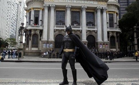 wef's tweet image. New research finds that kids aged 4-6 perform better during boring tasks when dressed as Batman wef.ch/2ASWAcR