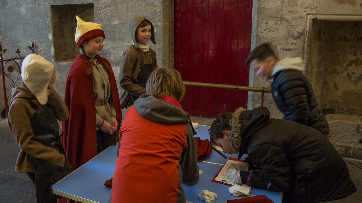ScottishLearn's tweet image. #objecthandling game with the master carver, carver and assistant... @RoslinPS P7 #juniortourguides @Rosslynchapel
