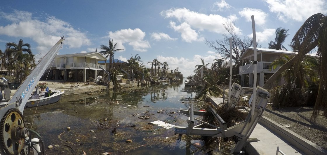 NHC_Surge's tweet photo. Preliminary information shows there were no storm-surge related deaths in the U.S during the 2017 hurricane season - a significant contrast to 2012 when storm surge from Sandy took 41 lives, more than half of all U.S. fatalities. What's behind the change? https://t.co/cYtwJ9u1Ki https://t.co/YUdK7uTYge
