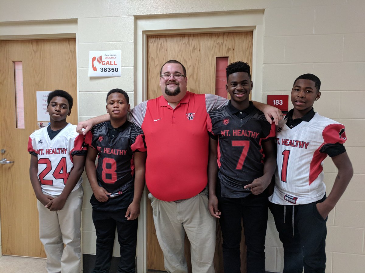 MthOwlsJrHighFB's tweet photo. New Mt Healthy Jr high Jerseys! https://t.co/y6sBtA7ExX