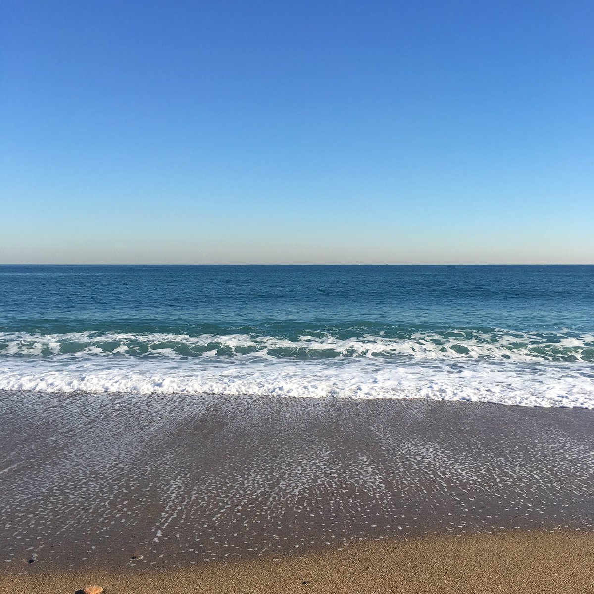 FionaLQuinn's tweet photo. Fingers crossed the sea around Britain is this calm next spring! 😂
#sea #isup #standuppaddle #paddleboarding #paddleadventures #paddlefun #barcelona #lejog #beachlife https://t.co/XsSK65BMdg