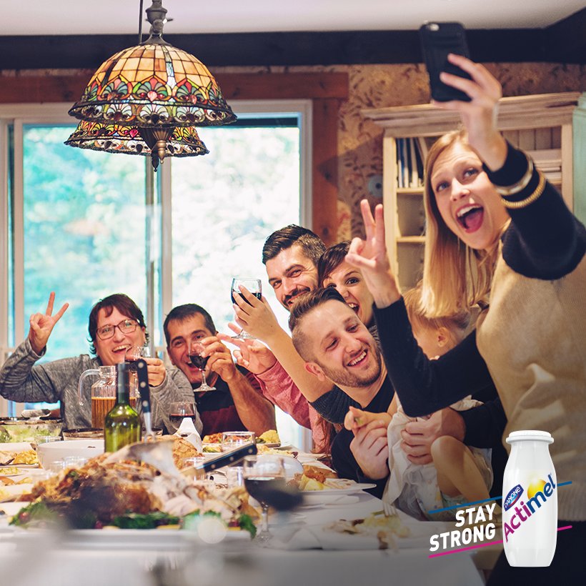 Come ogni anno a Natale arrivano anche le domande dei parenti. #StayStrong e proponi un selfie di famiglia. #Actimel